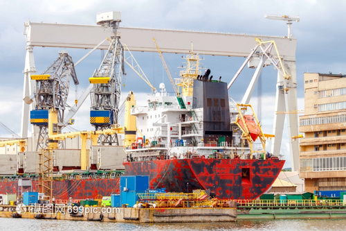 该船在大型海洋码头修理在的货船Gdynia